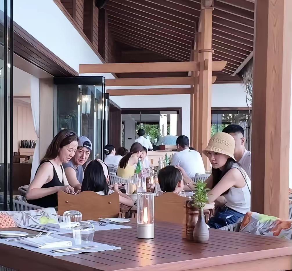 8月17日，有网友在马尔代夫酒店偶遇任重与王阳两家人旅游聚餐。画面中，王阳穿着背