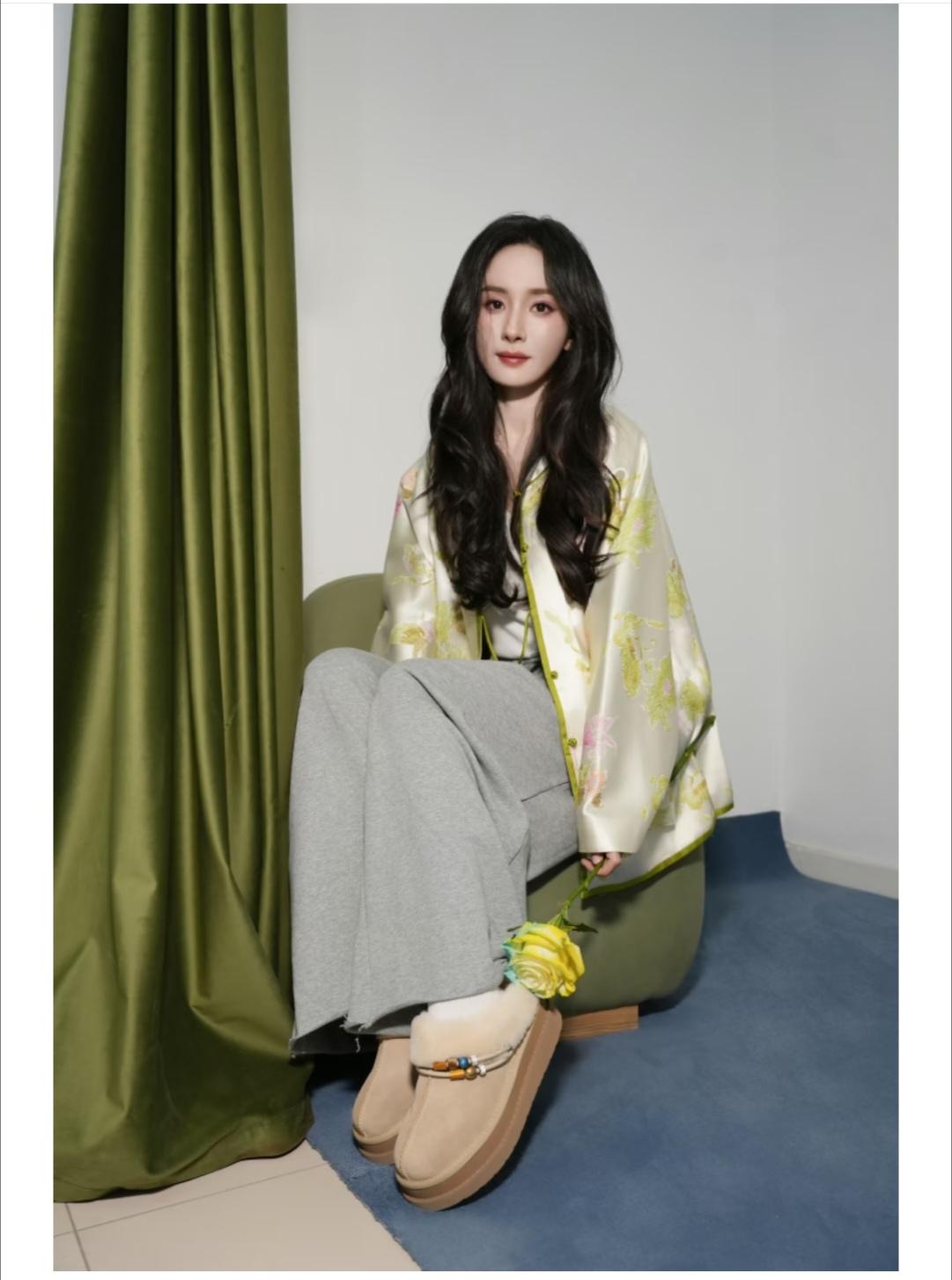 杨幂，这衣服不管是样式，还是颜色都是恰到好处。