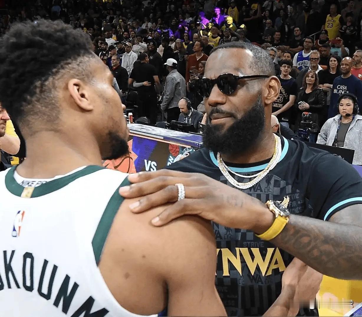 詹姆斯真抠门啊前NBA球员贝弗利近日在一档节目中谈到中谁最有可能主动支付聚餐