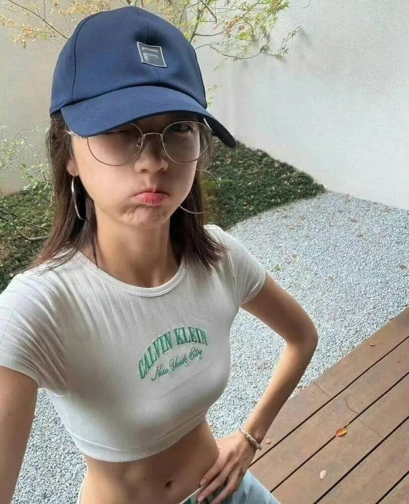 孙千私服自拍，简约短上衣配上利落线条，马甲线亮眼，清爽随性的夏日氛围感拉满！