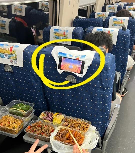 坐了十几年高铁被00后上了一课新脑子就是好用