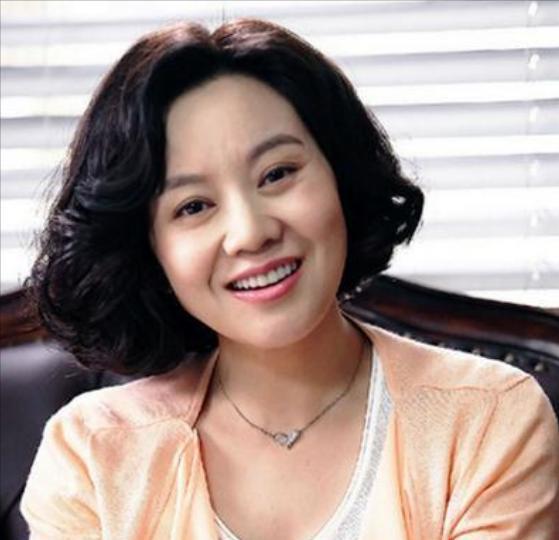 闫妮去买房，售楼小姐看她衣着普通，就随便一指：“这套不错，400平，才1200万