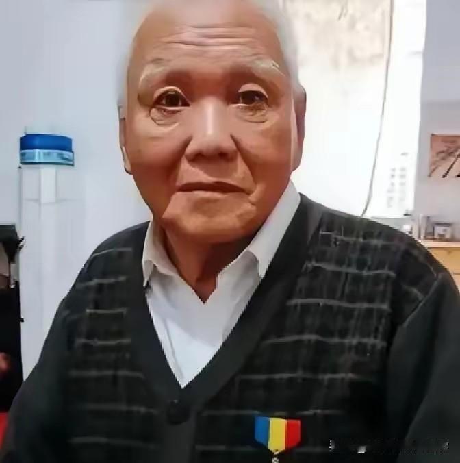 1944年，日军战车步步逼近，团长让林竞远开炮打掉它，他拒绝，战车又前进了200