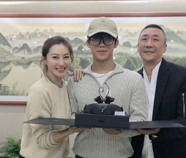 章子怡嫂子殷旭晒出为儿子星星庆祝18岁的生日照片从他出生一直到18岁，现在的他