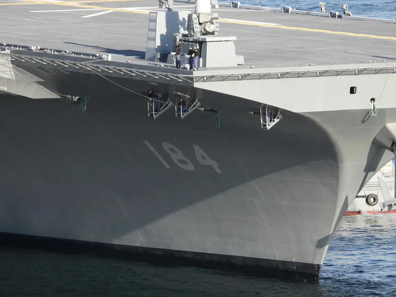 日本海上自卫队“加贺”号轻型航母在舰首侧面设置有可收放的人员观察装置，用于进出港