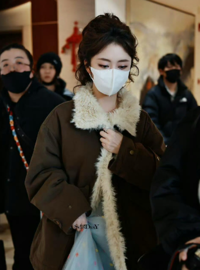 谭松韵百花迎春晚会上班路透，纱裙高马尾卷发好仙