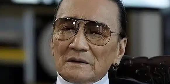 在一次节目中，谢贤调侃说：“当年我花了4000W投资了个酒吧，3年就赔完了。如果