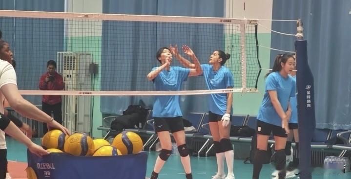 天津女排今日传来坏消息！双外援加入合练，巴西女排主攻手娜塔莉娅左手受伤，距离排超