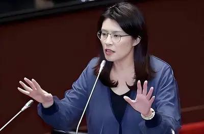 感觉国民党党主席郑丽文不简单。能联合其他党派促使台湾立法会修改法案，从而使被冻