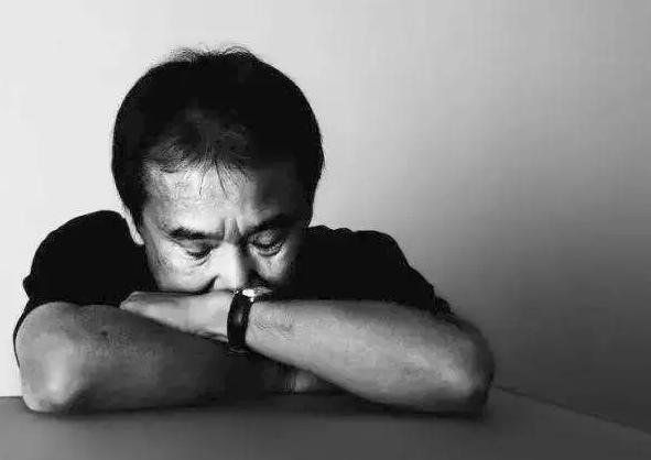 1994年，日本著名作家村上春树来中国访问，当工作人员客气地让他吃饭时，他表示拒