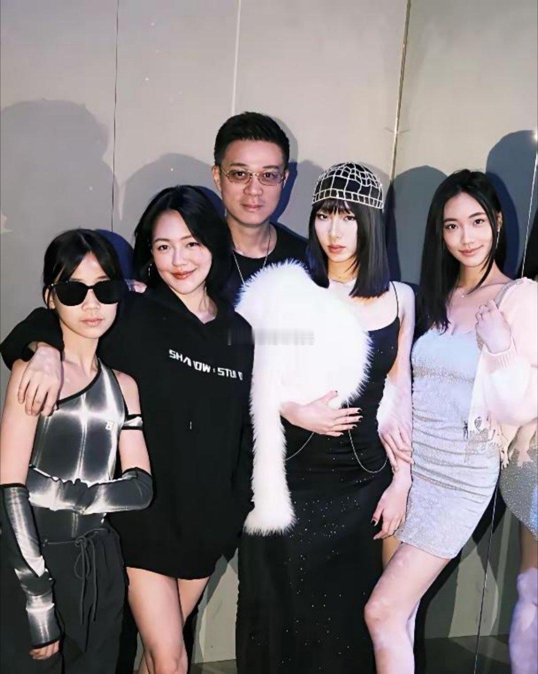 小S的比例绝对是矮个子里的天花板图一，是小S和老公许雅钧在一起不久时被拍的照片，