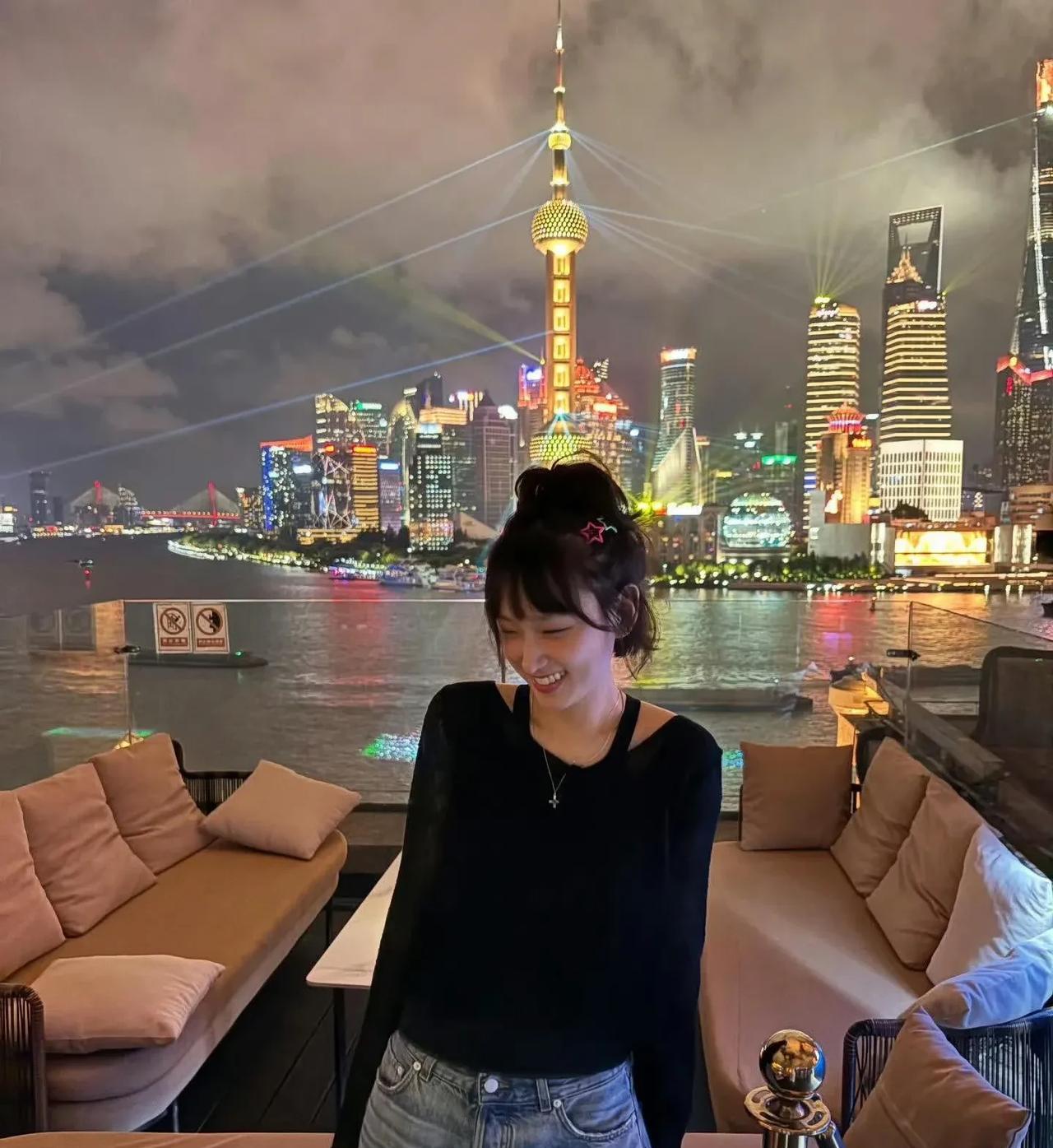 原因是她来上海旅游，偷拍了快递员在车上扒着睡觉，以及一个草坪里有垃圾的照片，并P