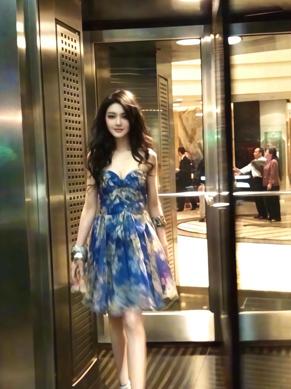 大S穿上碎花连衣裙的时候，真的特别优雅，女人味十足，一笑起来更是温柔又迷人。她穿