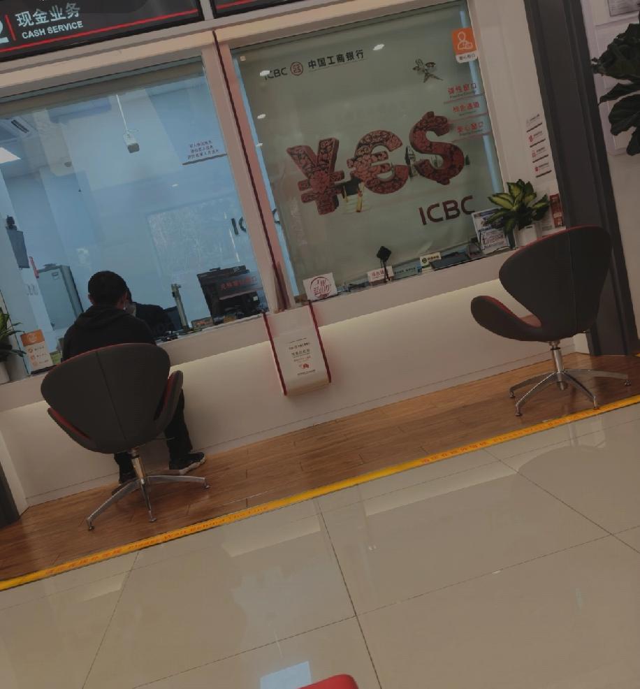 真的吐了！现在银行的办公速度也太离谱了😤工作日来办业务，偌大的网点居然只开一