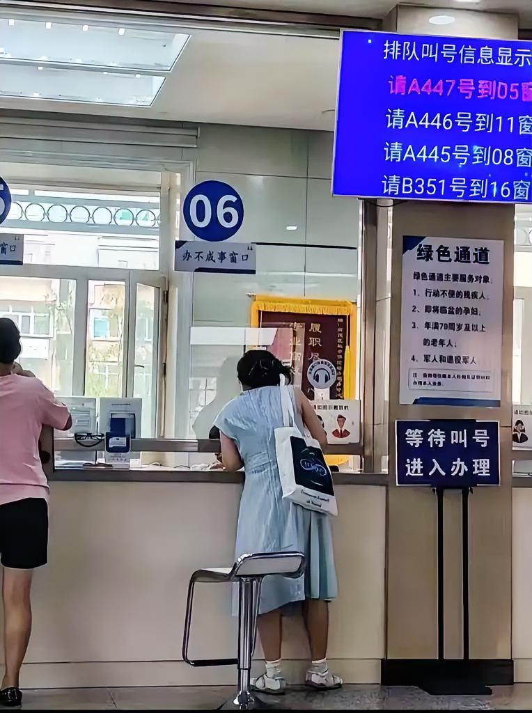 刚从社保局出来，奉劝大家一句，社保可以交，但是千万不要交得过于晚了，我就是