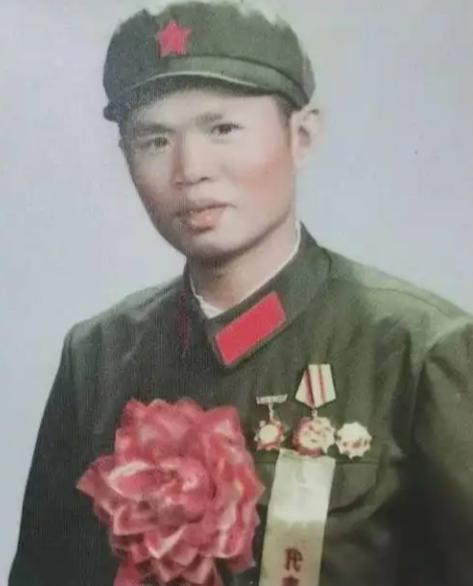 1982年，在越战中立下一等功的龙洪春，坚持娶一个入狱的女工，被取消军校保送，两