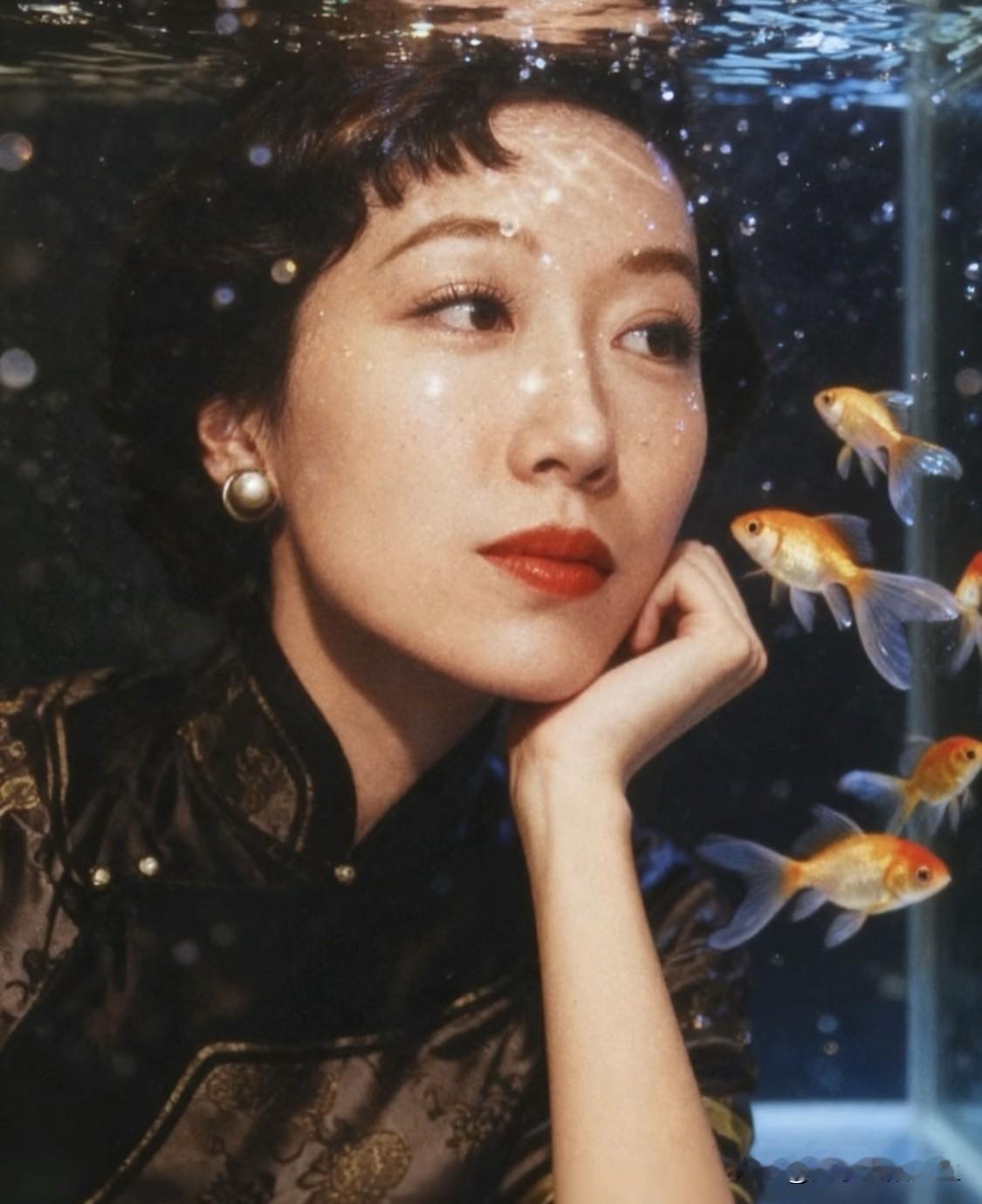 张爱玲的文字向来犀利通透，她说：“你忙忙碌碌一辈子，临死了，别人也就哭那一阵子