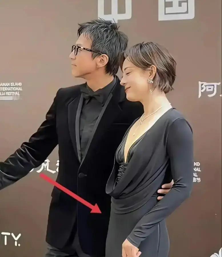 43岁，俩娃妈，这腰身一露，直接把热搜给炸穿了。你看那线条，平坦得不像话，