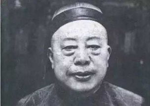 上海滩大亨黄金荣从小身体不好，百般治疗都不行。后来有个相师说把他寄养到庙里，乳名改为和尚。六岁时，他