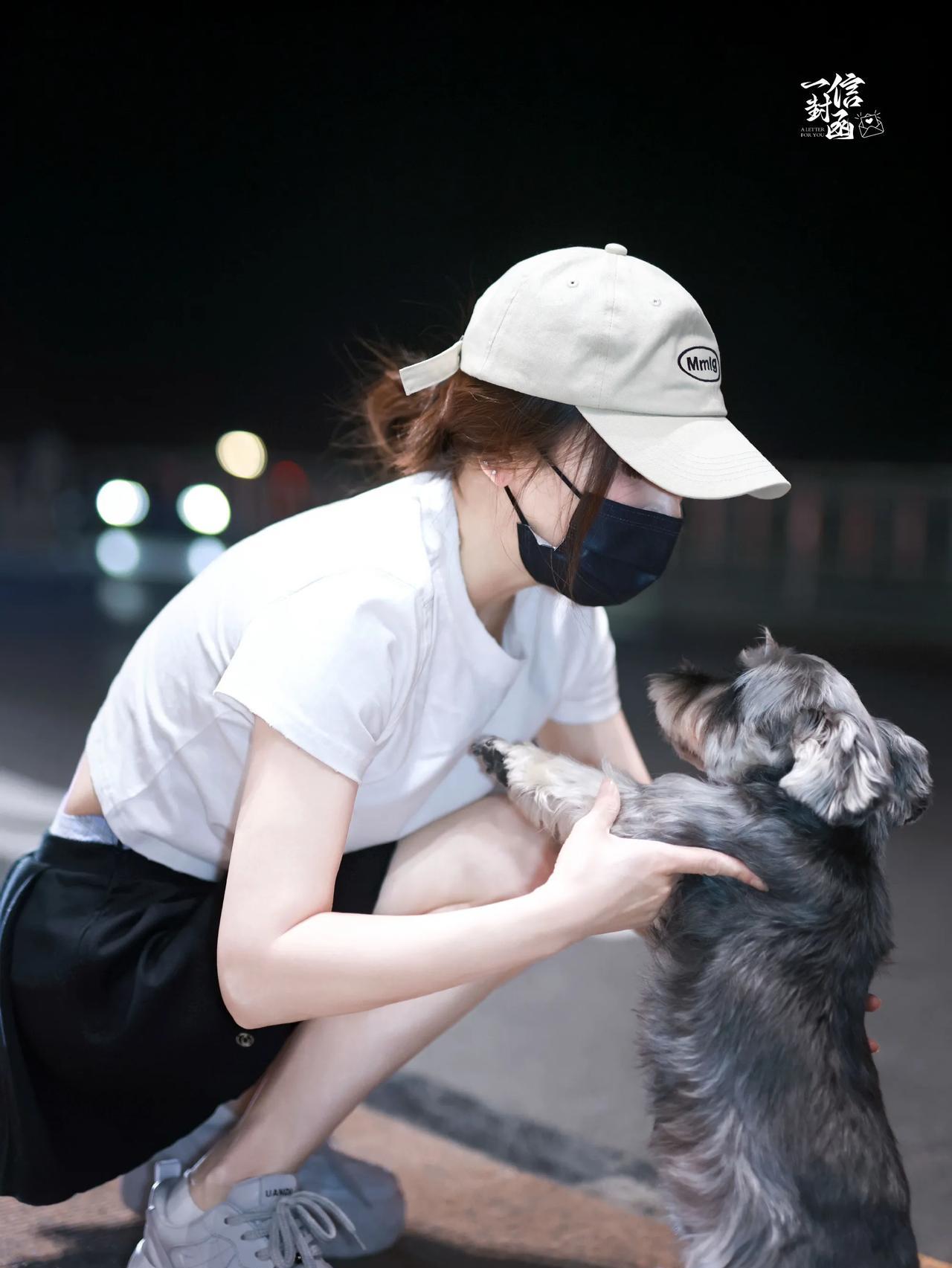 她都50多岁了啊？看起来像20多岁，女明星不生娃就是显年轻，感觉青春不老，一点妈