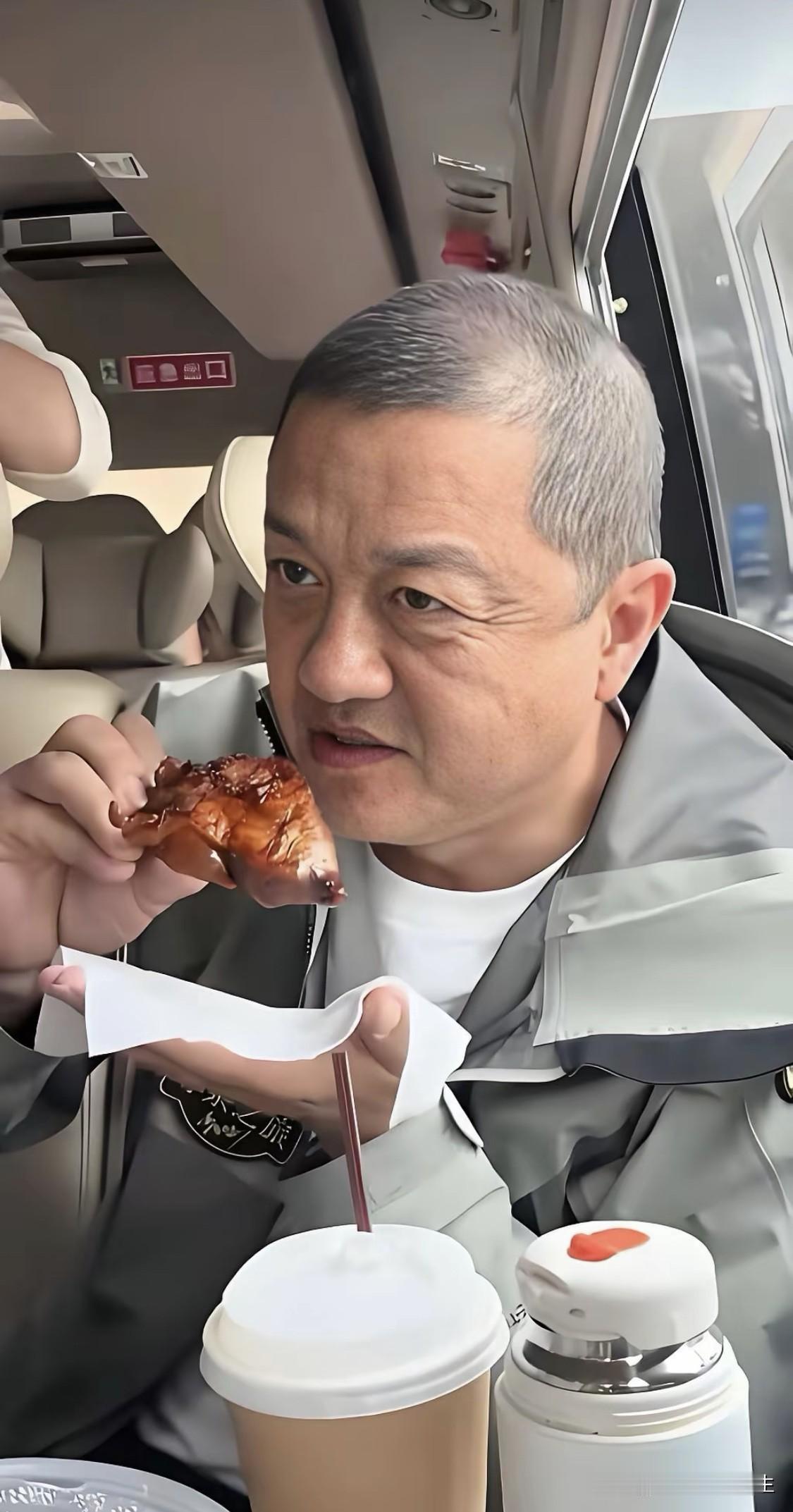 李亚鹏说：“我从自己没有拍戏后，公司所有员工的工资6400万，没有一个股东，也没