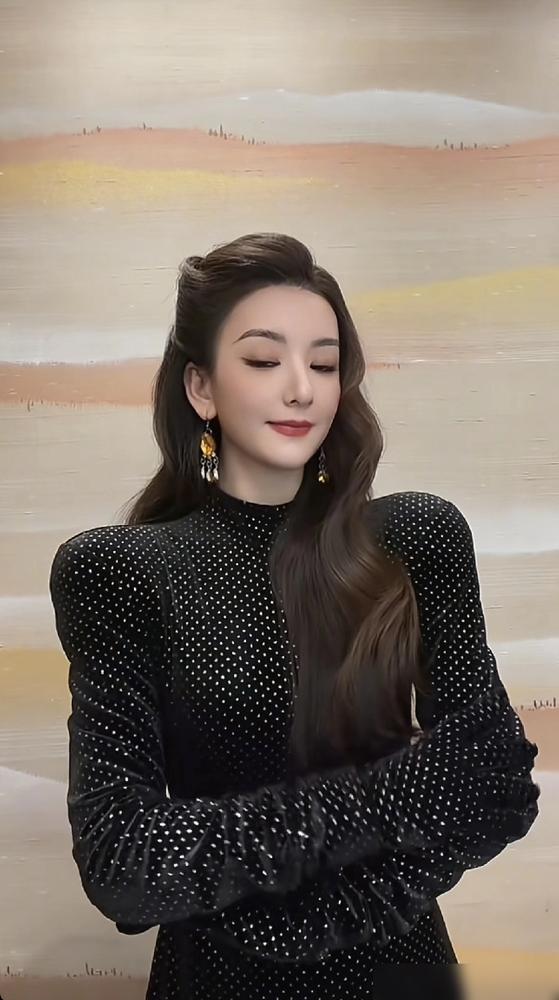 生三胎5个月，方媛P图脸变形你刷到方媛的杂志花絮了吗？脸窄得像锥子，和上周脸