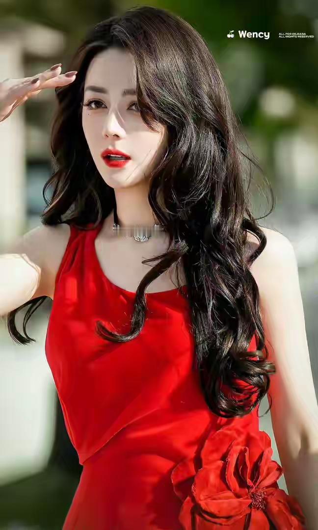 迪丽热巴有多美张碧晨这样的大美女都美迷糊了。看看热巴红裙搭配大波浪，明艳感直接
