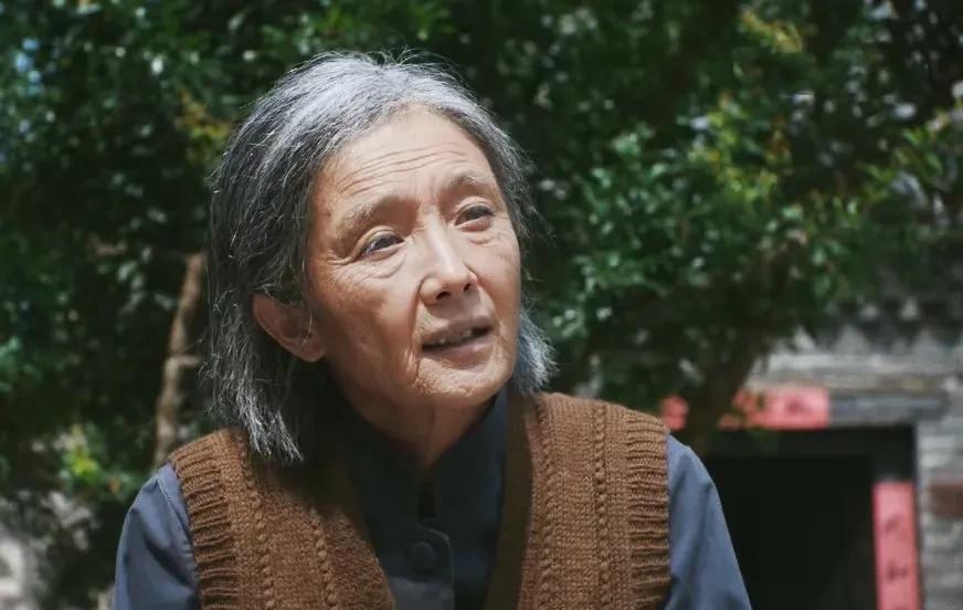 妈耶！厉害了杨幂！这是我见过最像的老人妆了，好自然，厉害！这妆容，这头发，得给造