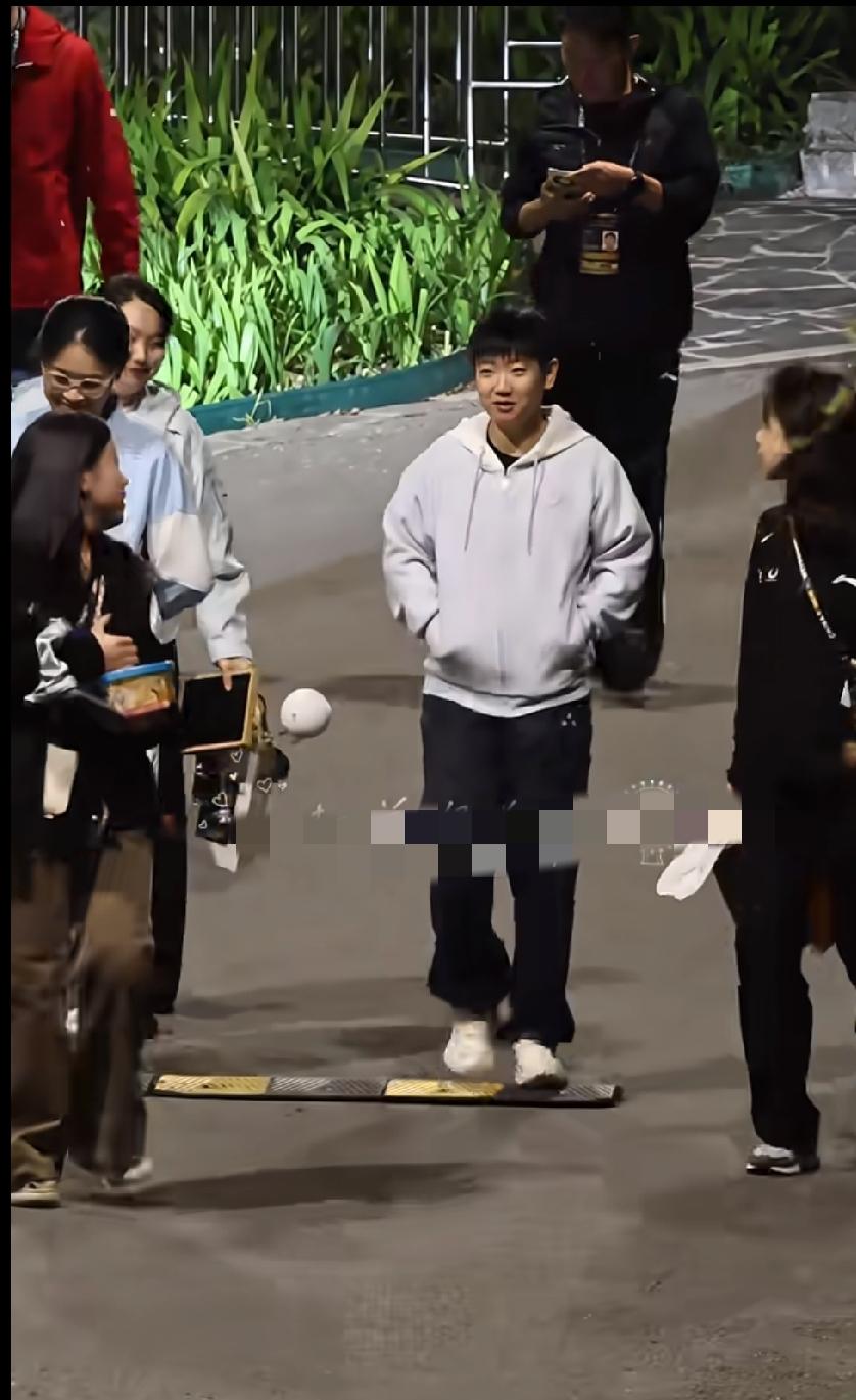 刷到北京大满贯晚宴后的画面，莎莎、何卓佳还有队医一起走着。莎莎双手揣在卫衣兜里