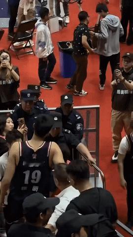 徐昕应该很难回到广东队了，如果杜锋还是广东队的主教练。昨晚广州主场对深圳的比赛