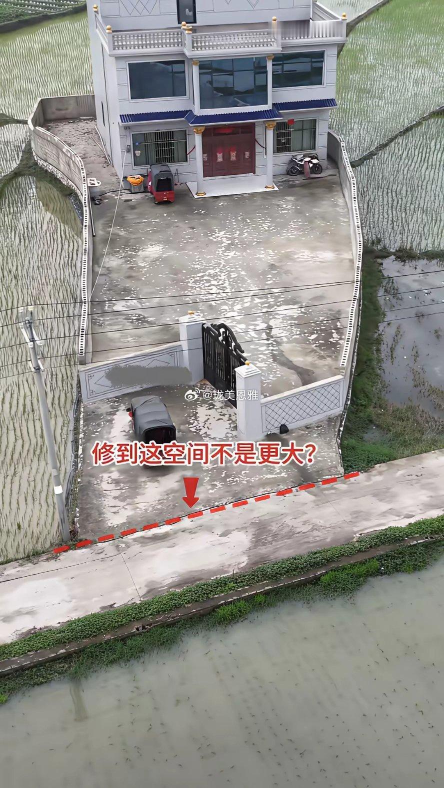 真是搞不懂！把大门修得与路平齐，空间不是更大？这户人家为何要大门歪着修呢？