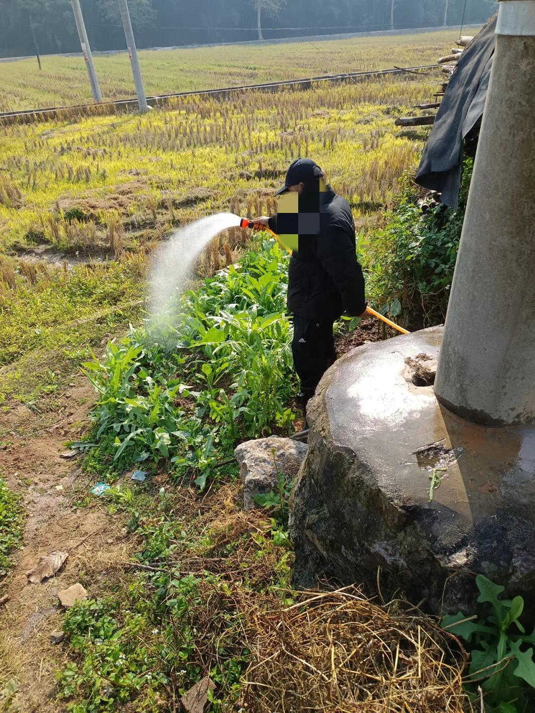 我婆婆和她的第三个女儿去年闹僵了，一年了再也没见到她来探婆婆了。据另一个大姑姐说