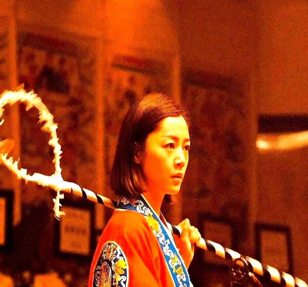 火苗直接扑向身体，她咬死没喊停，硬生生跨过火盆完成仪式。这场只有几分钟的道家