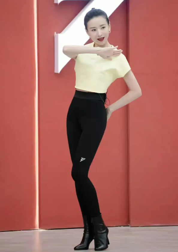 董洁可能是全网唯一一个能够比赢刘亦菲的人，所以即使她现在已经40多岁，但因为底子