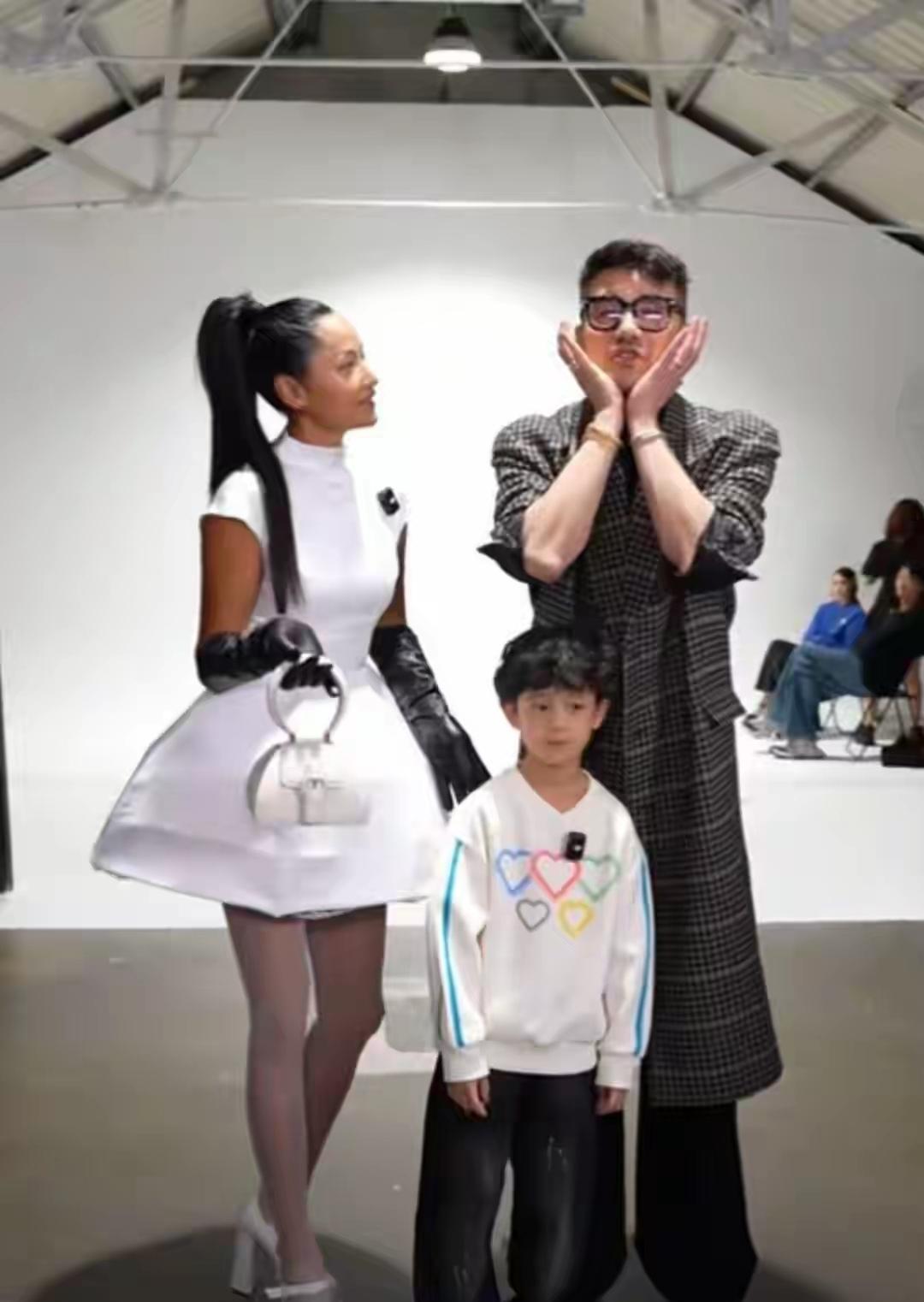 看看这张全家福是多么的幸福，妈妈瞿颖是世界超模，爸爸胡兵也是国际名模，他们可爱的