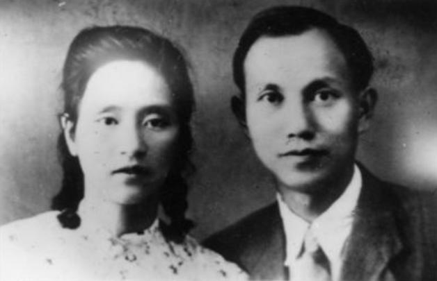 1941年，党组织给了他们30两黄金，让他们去下海经商，做什么不管，但是组织什么