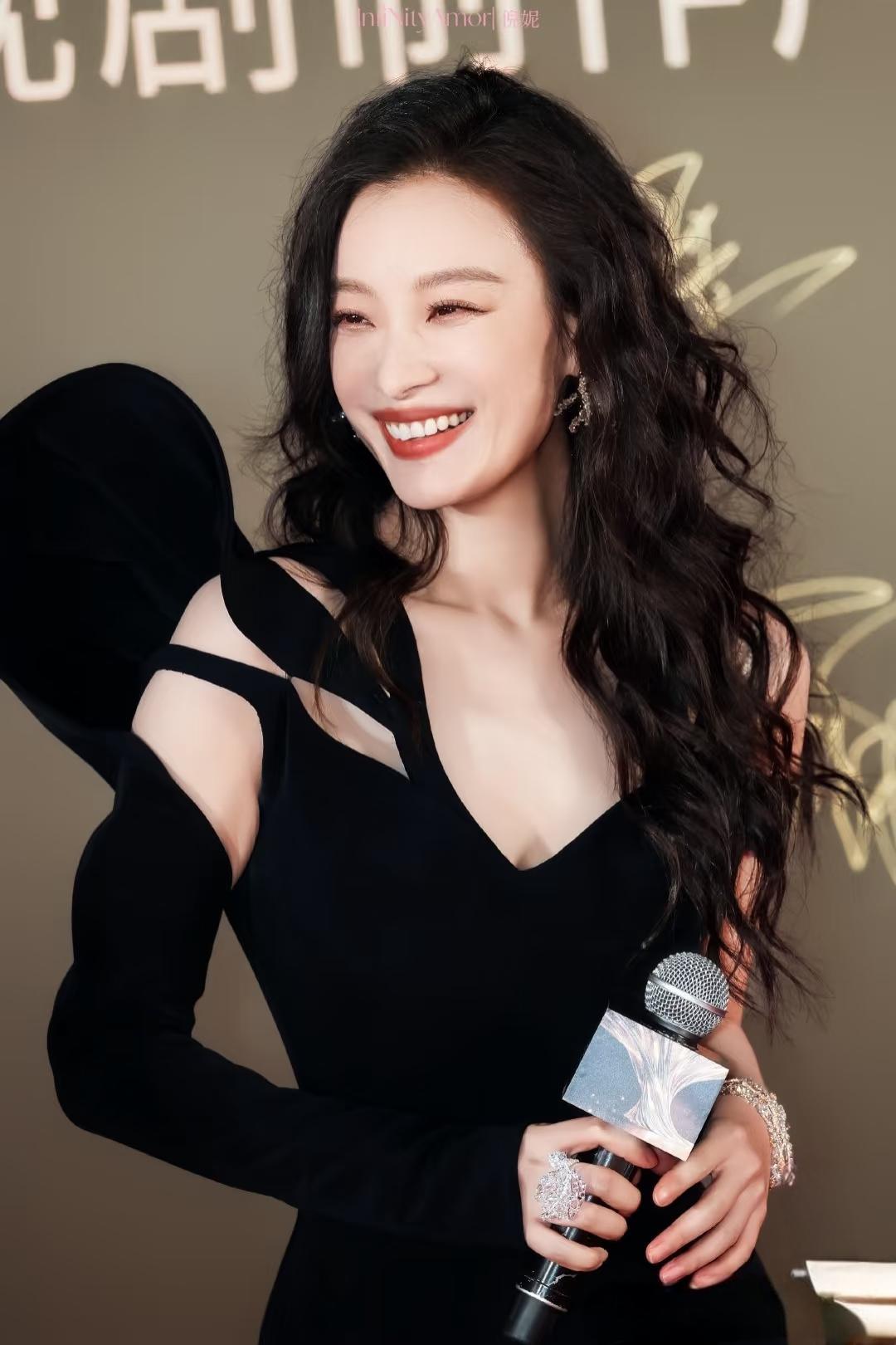 一顾倾人城，再顾倾人国。她一笑，世界都温柔了