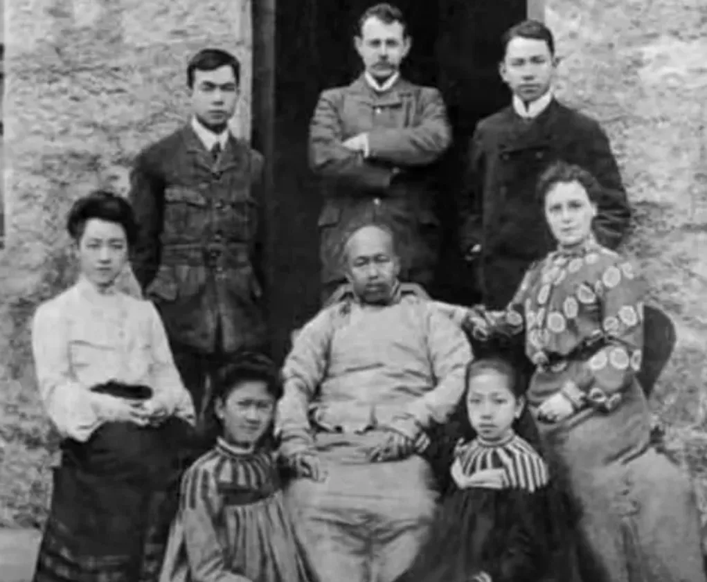 1927年，69岁的康有为奄奄一息，临终前，他拥着年仅22岁、娇艳欲滴的六姨太阿