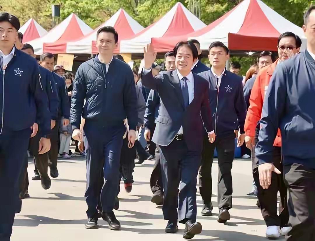 郑朝方在绿营里根本融不进去，地方派系都把他当外人。他爸郑永金以前是国民党的