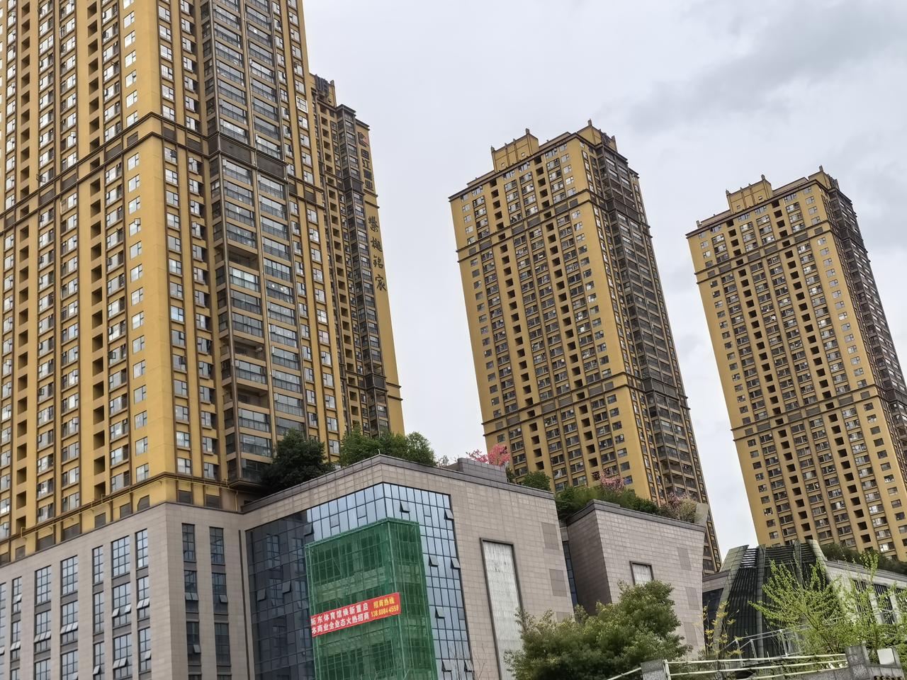 昆明交投集团的这个项目，住宅楼已经交付多年了。在拓东体育馆这边，现在还在招底商，