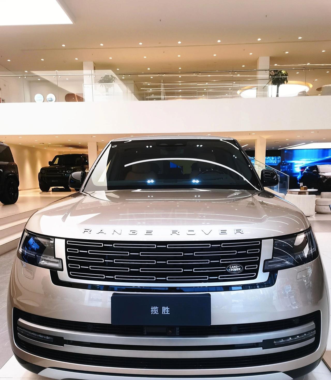 26款揽胜行政，巴统金这个颜色真的绝了选配23寸大轮毂，气场直接拉满，抬头显示搭