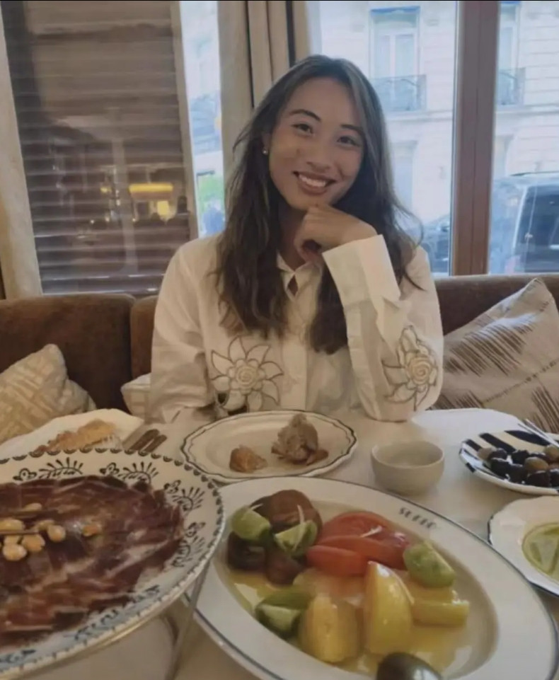 人逢喜事精神爽，郑钦文进入法网八强后，给自己补充营养，吃了顿法国海鲜！运动员
