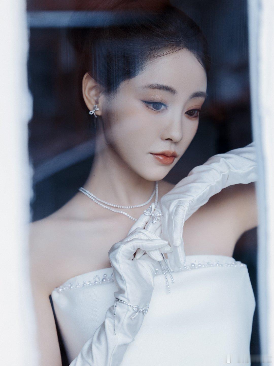 祝绪丹我那明媚贵气的大小姐祝绪丹这身纯白抹胸拖尾长裙好美！高盘发衬得肩颈线优越似
