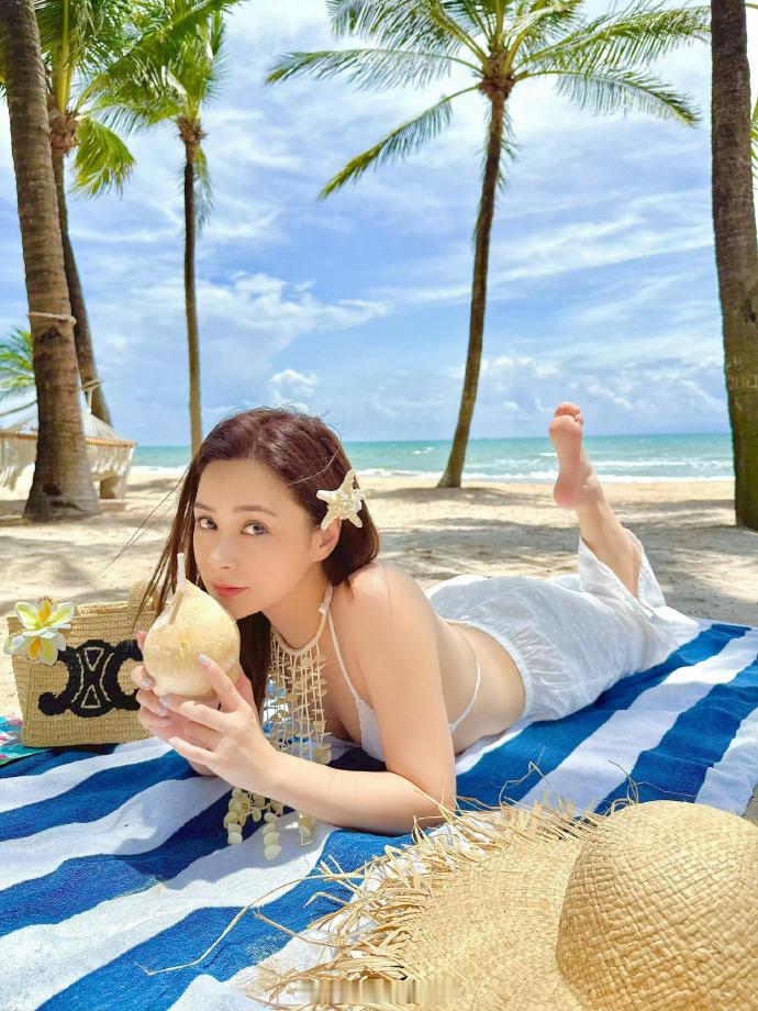 阿娇胖过没丑过阿娇居然瘦了十斤刷到阿娇最新活动抓拍直接惊艳，很难相信她悄悄