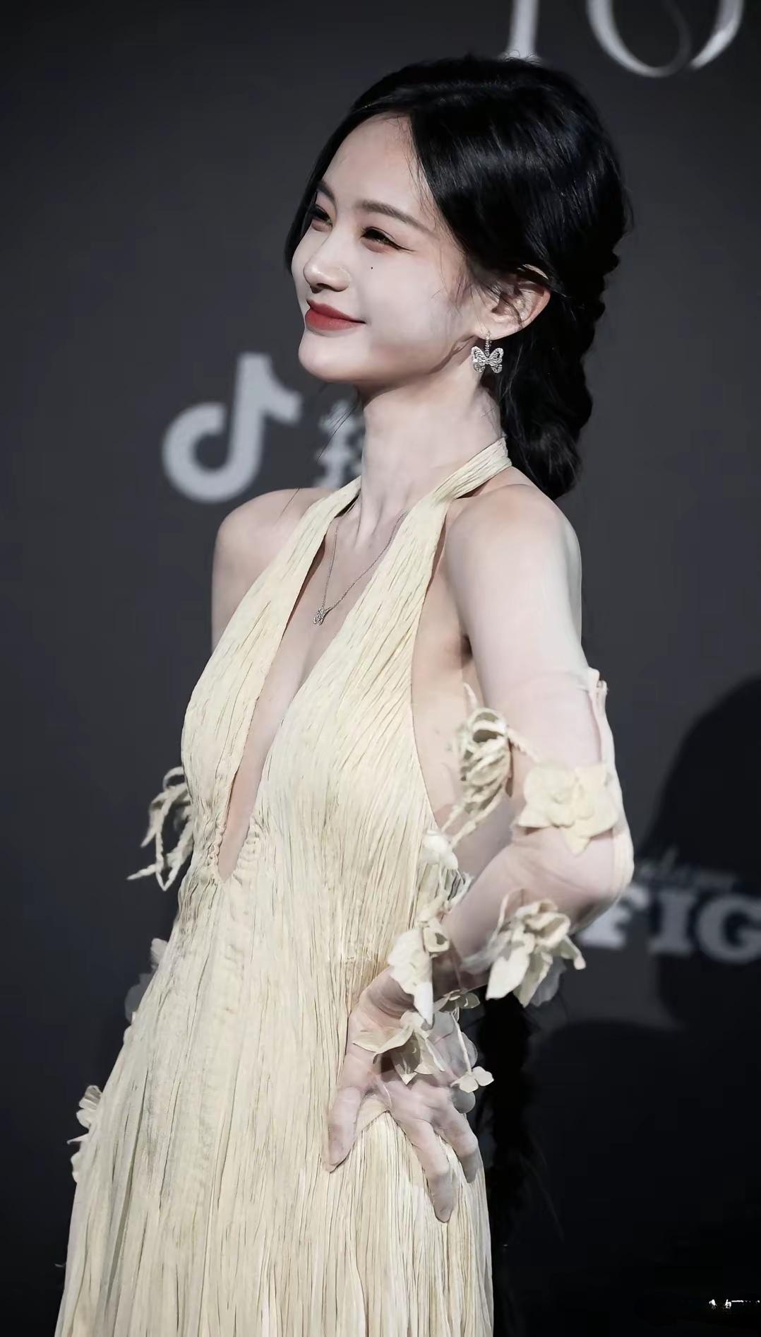 李一桐（李雪），好像很阳光🌞、很快乐[呲牙笑]、很慷慨[爱心]，但，