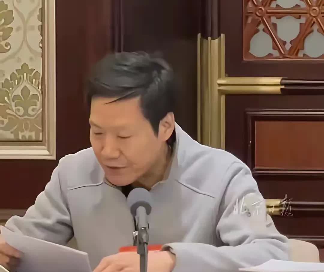 一觉醒来，不少车企老板估计都在挠头发愁，为啥呢？因为小米SU7火得太离谱，直接把