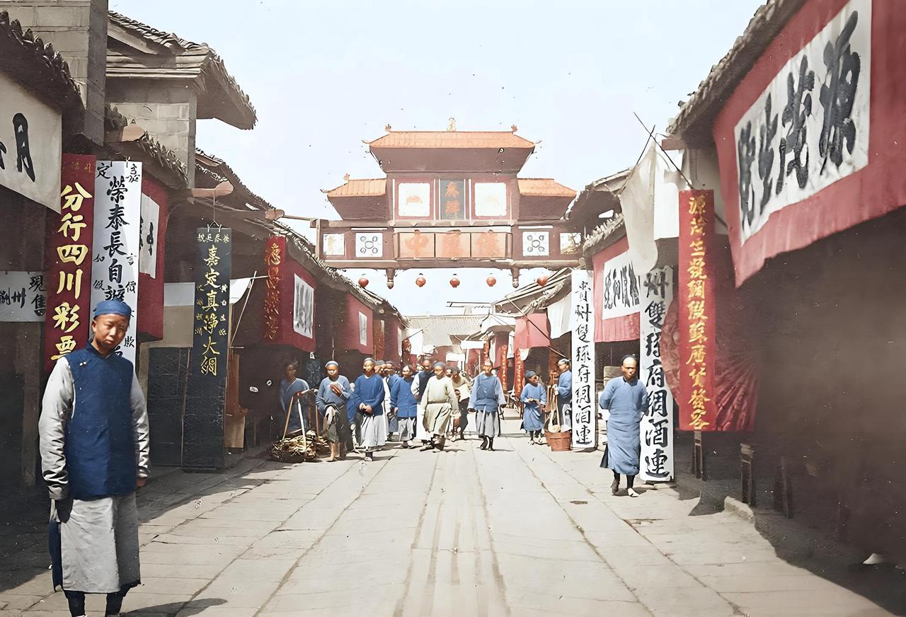 1909年4月的成都东大街，是青石板铺就的长街向远处铺展，两侧错落着中式穿斗结构