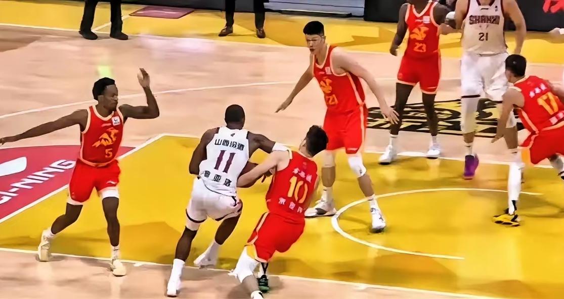 CBA新赛季第一恶人出现！输球+输人=能赢才怪！裁判终于觉醒了！CBA揭幕战，