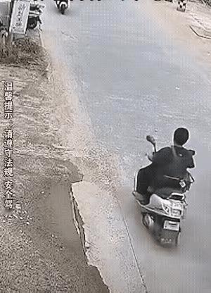 我的乖乖，骑电动车男子逆行，被左右夹功，慌了神，直接被吓坏了！他是为了避免与前