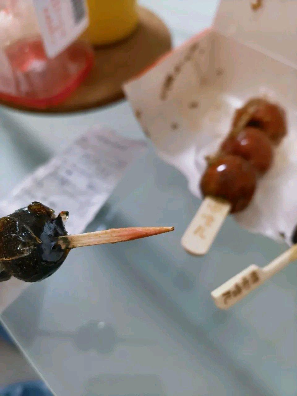 郑州国贸360这事儿真的看得人火大。张女士花16.8买的3支装mini糖葫芦，